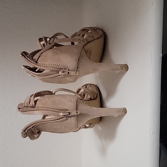 SAVE $68 VERY COMFORTABLE strapped nude heels - size 6 - Picture 3 of 3